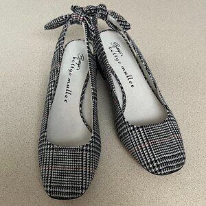 Bettye Muller low heel pumps, houndstooth check, size 8 1/2M